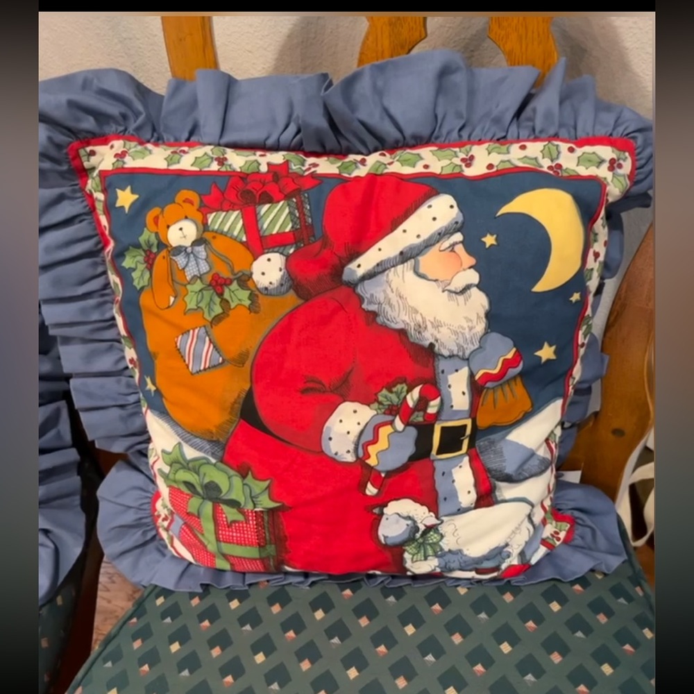 Vintage handmade Susan Winget Santa ruffle pillow set. Set of 2. EUC! - Picture 3 of 7